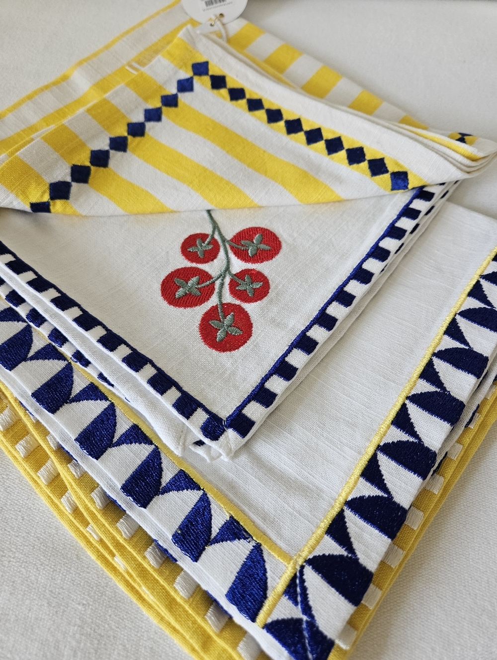 🍅Anthropologie 4 Red/Yellow/Blue Summer napkins🐟